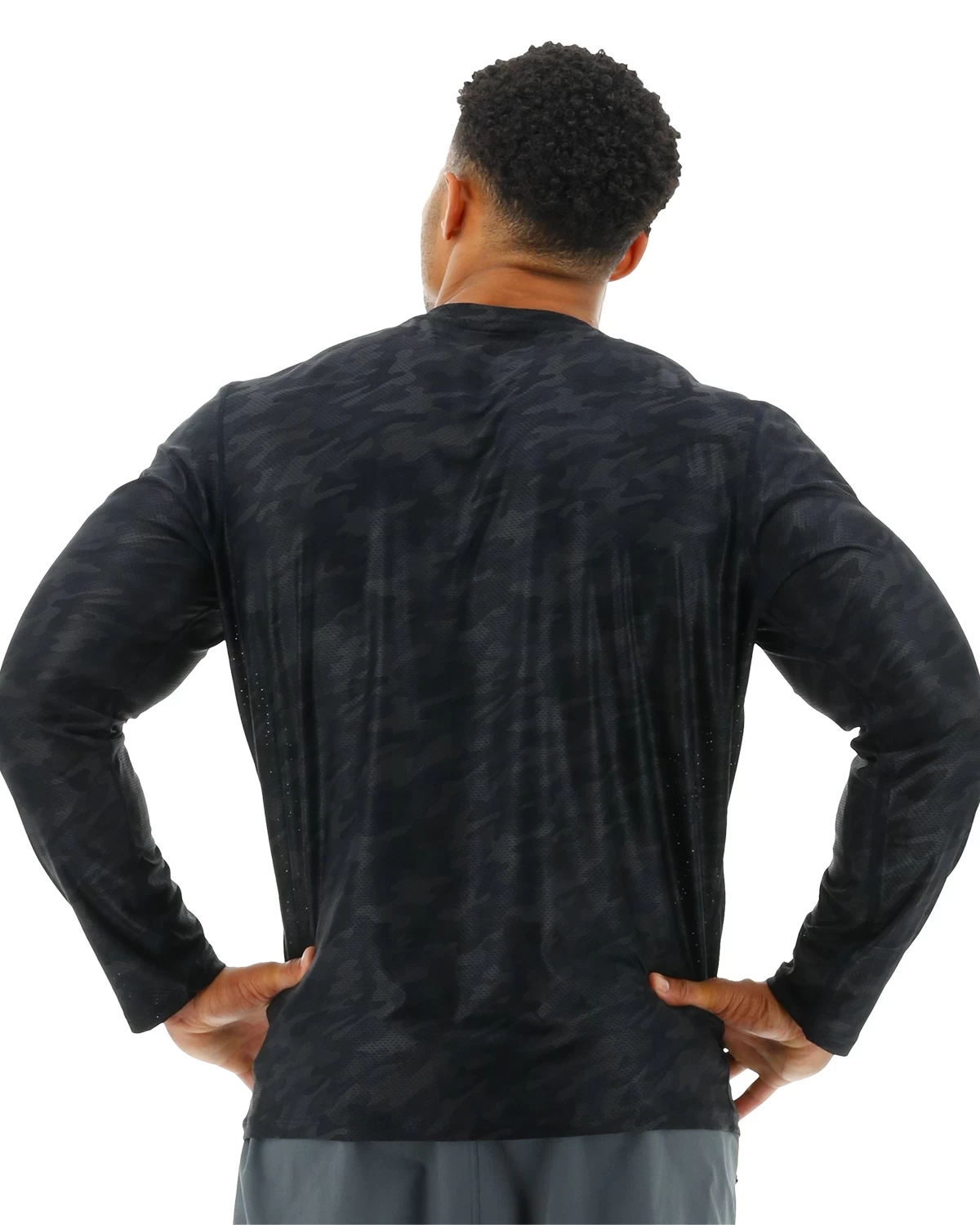 TYR Airtecâ„¢ Men's Long Sleeve Tee - Blackout Camo - Image 2
