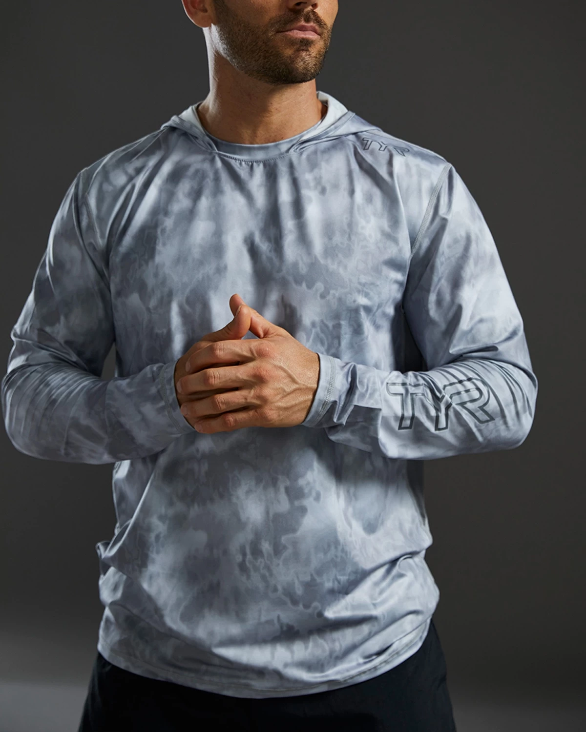 TYR SunDefense⢠Men's Vented Hooded Shirt - Turbulent - Image 7