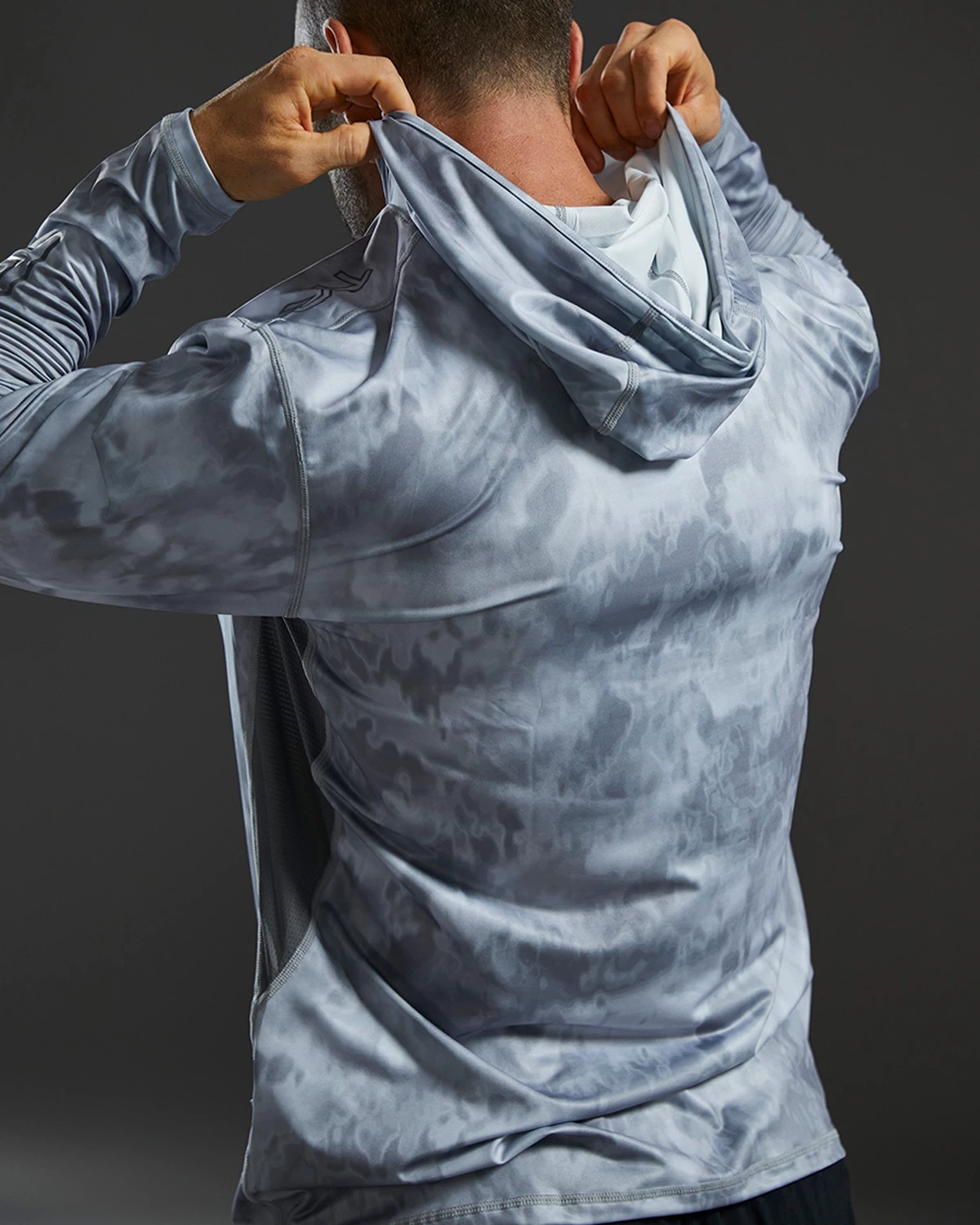 TYR SunDefense⢠Men's Vented Hooded Shirt - Turbulent - Image 8