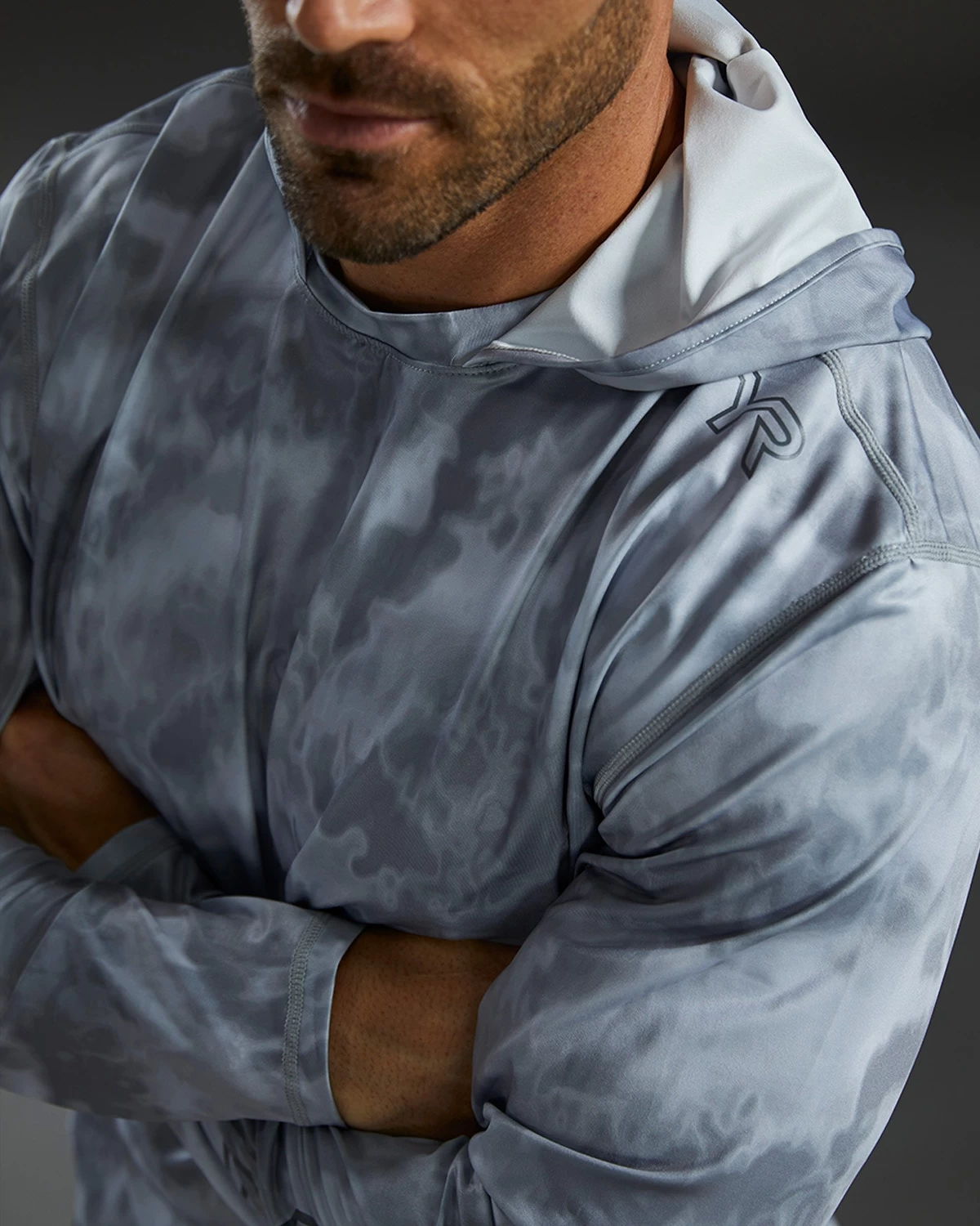 TYR SunDefense⢠Men's Vented Hooded Shirt - Turbulent - Image 10